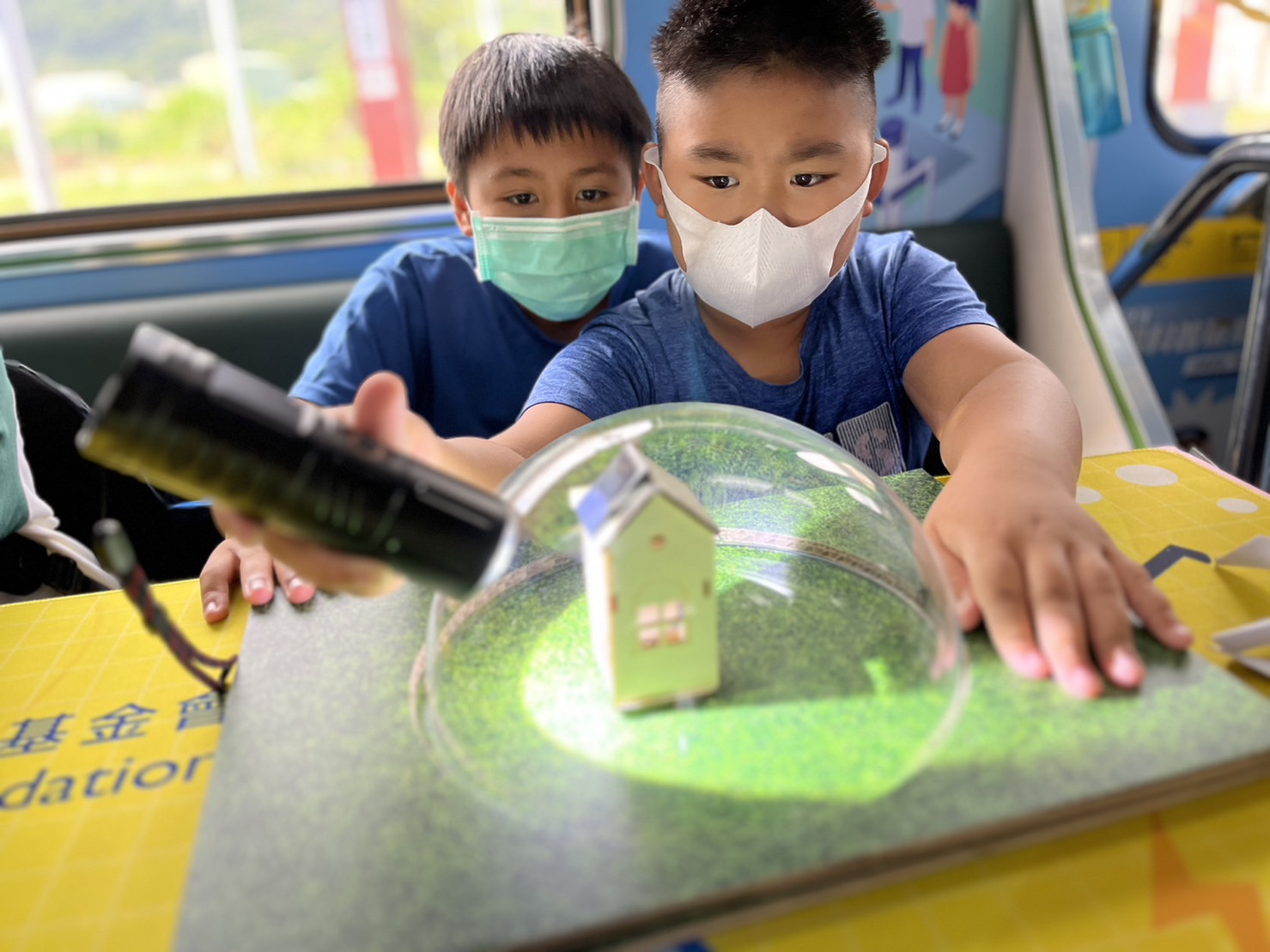 DB真人參與基礎科學主題車廂，以STEAM教學精神，設計「逐日科學家」、「太陽能工程師」以及「淨零建築師」三大能源科普課程和實驗