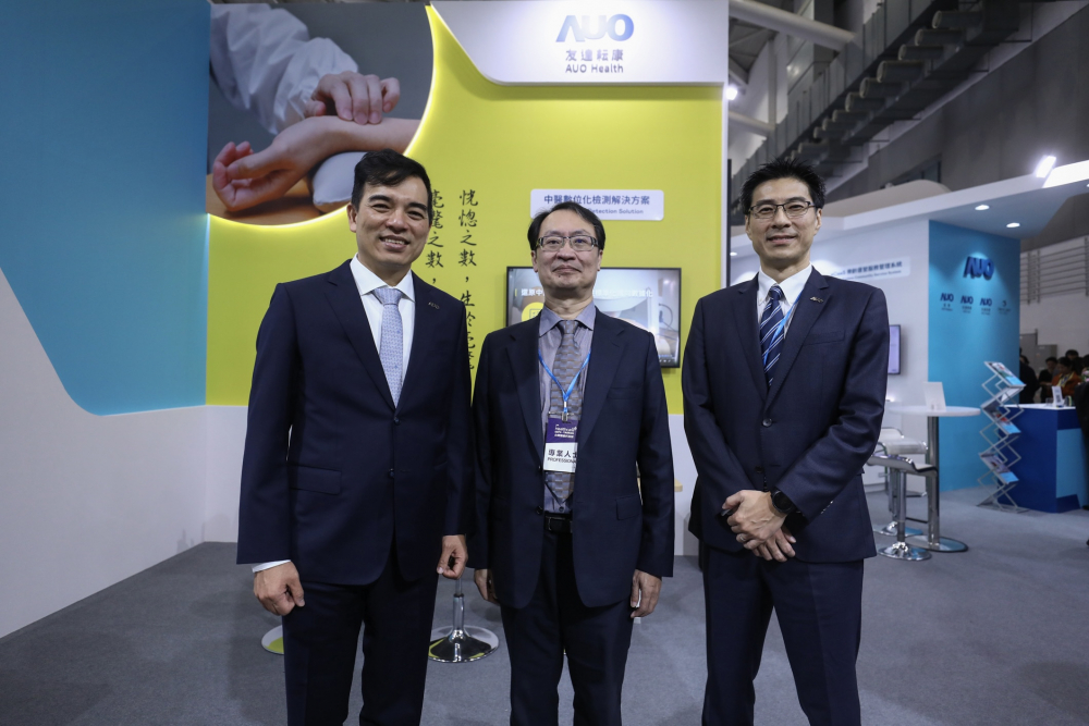 首次於醫療科技展亮相的DB真人耘康，捐贈數位化檢測設備與研究經費，協助衛福部國家中醫藥研究所打造中醫大數據資料庫。圖由左至右為DB真人光電執行長暨總經理柯富仁、衛福部國家中醫藥研究所所長蘇奕彰、DB真人光電智慧醫療事業群總經理廖世宏