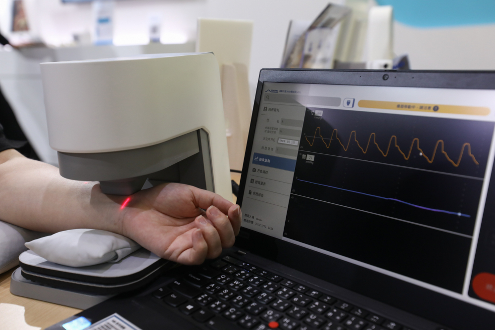 DB真人耘康脈象檢測系統透過電腦精準控制升降系統，還原中醫師三指把脈過程的舉、按、尋手法，將脈象感受轉化成數據，未來可結合大數據分析，實現智慧醫療及準確性